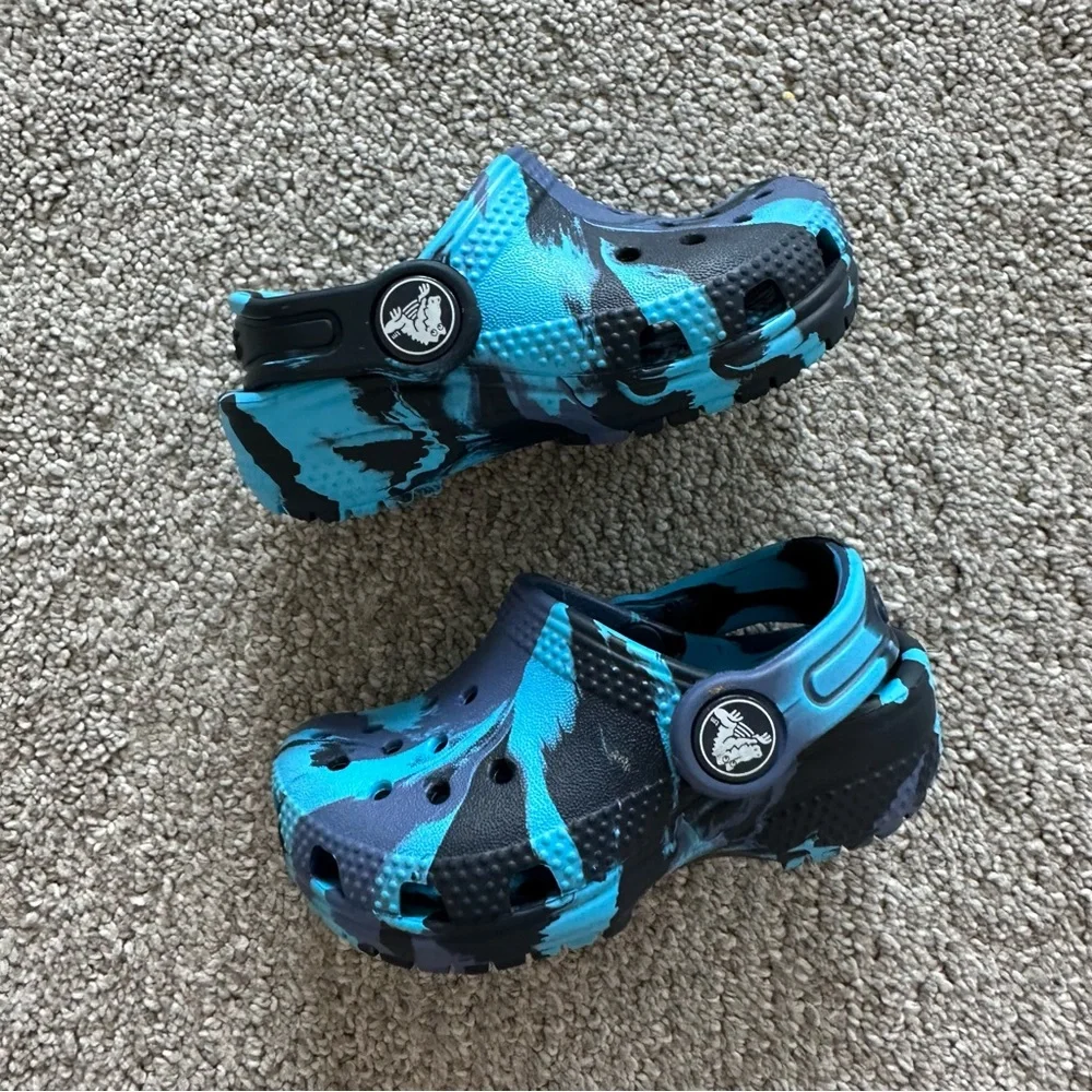 Crocs Kids Blue Marbled Clogs‎ Size C5